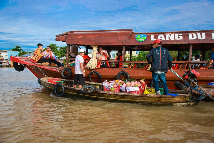 Du khách tham quan Chợ Nổi Cái Răng